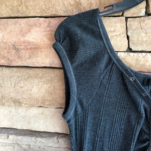 Express dark grey sleeveless v-neck snap stretch knit top Large - Picture 4 of 10